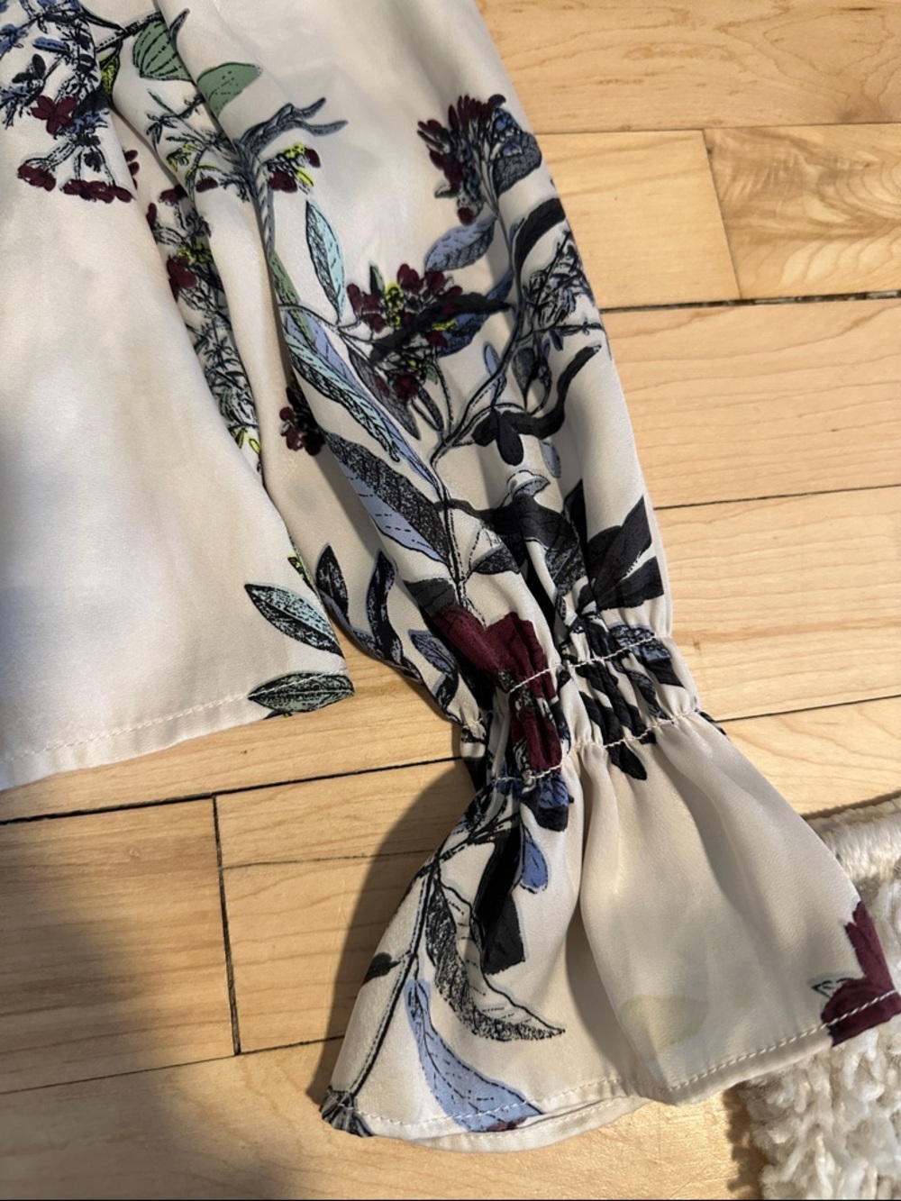 Guess White Floral Off-Shoulder Blouse with Burgundy & Green Print - Picture 4 of 6